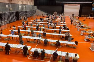 Repræsentanter fra 17 valgsteder i Skanderborgkredsen er samlet i Fælledhallen i Skanderborg for at fintælle stemmerne efter gårsdagens folketingsvalg.