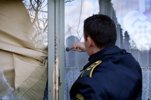 Politiet forventer at fremstille en 29-årig mand i grundlovsforhør efter et indbrud i Skanderborg i nat.