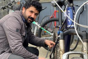 Yassen Ahmad er vant til at omstille sig. Fra murerarbejdsmand i den irakiske del af regionen Kurdistan til vindmøller og cykler i Danmark. Nu forsøger han også med barnevogne.