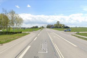 Firebenet kryds på Landevejen ved Hadbjerg skal ændres til to T-kryds, mener forvaltningen. Politikerne vil dog have undersøgt alternativer til den foreslåede vejforlægning.