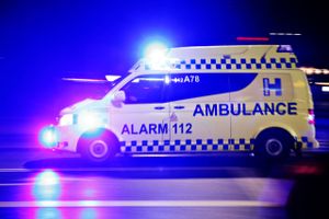 En byggeplads i Hasselager syd for Aarhus blev i fredags ramt af en tragisk arbejdsulykke, da en 63-årig mand faldt gennem et hul i taget, faldt flere meter ned og landede på et betongulv.