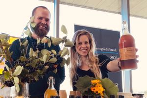 Siden sommeren 2021 har iværksætterne bag Nordisk Kombucha brygget fermenteret te i en bygning øst for Laven.