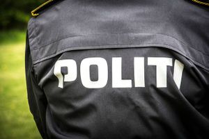 Den 32-årige mand blev anholdt i går torsdag og fremstillet i grundlovsforhør i Retten i Aarhus i dag, hvor han blev varetægtsfængslet i fire uger. 