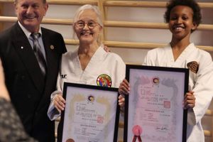 Ingrid Falktoft Andersen valgte i en alder af 64 år at begynde til taekwondo. Her otte år efter har hun netop modtaget det sorte bælte.