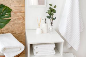 Hvis man gerne vil forny badeværelset, uden at bruge oceaner af tid eller penge på det, kan man med disse simple tips gøre rummet pænere og mere indbydende. 