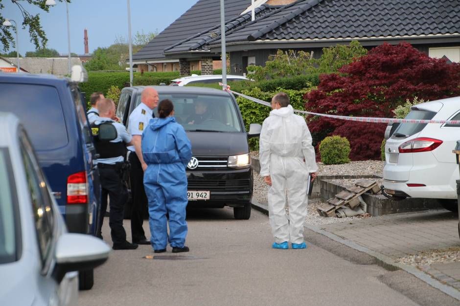 En mand er anholdt, efter en kvinde mandag eftermiddag blev fundet dræbt i et parcelhus i Slagelse.