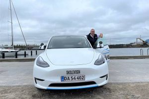 Kørelærer Brian Rasmussen har som en af de første i Danmark fået en Tesla Model Y som skolevogn.