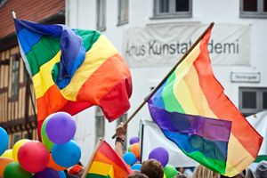 Efter et par år uden, fyldes gaderne nu igen med regnbueflag, fest, musik og god queer-stemning, når Aarhus Pride er tilbage 28. maj.
