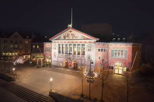 Publikum blev gennet ud af Aarhus Teater, og premieren på Cabaret blev udsat en halv time på grund af et hjertestop. 