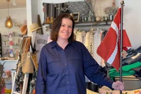 Mette Bak åbnede Boutique GLAD i Rønde for ti år siden, og hun smiler stadig stort, hver gang en kunde kommer ind. 