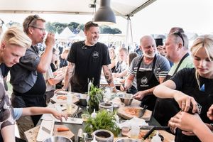Food Festival vender tilbage til Tangkrogen efter tre års pause. Det bliver med aftenåbning, livemusik og flere show-køkkener end tidligere, så festivalgæsterne får både kultur- og mad-oplevelser for pengene.