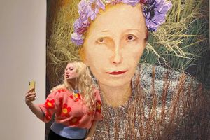 Feministen og komikeren synes, at Cindy Shermans forvrængede selfies er en million gange sjovere og meget mere ærlige end de billedskønne, vi ser alle vegne. Den verdensberømte kunstner kan opleves på Aros - for første gang i Europa.