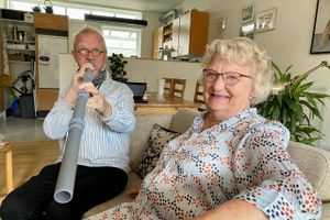 Musikalske Besøgsvenner spiller i år 100 koncerter hjemme hos sårbare borgere. Inger i Vestervang er en af dem. Hun sang sammen med Carsten Knudsen, der også lærte hende at spille på plastikrør.
