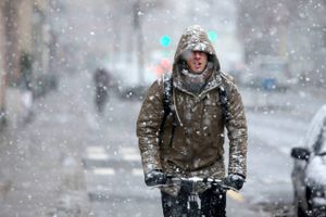 TV 2 Vejret skriver, at det bliver en bidende kold lørdag, fordi vinden får det til at føles som frostgrader. Flere steder bliver også ramt af sne- og sludbyger.