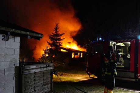 Natten til søndag brød et sommerhus i den nordjyske by Aalbæk ud i lys lue i en brand så kraftig, at naboerne blev evakueret.