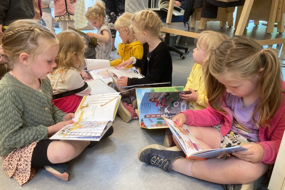 Børnene i den integrerede institution Nordlyset i Vivild kastede sig straks over deres nye bøger forleden.