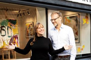 Julie Bidstrup og Christian Agner driver Galleri Bidsart i København. I sommers besøgte de Ebeltoft i en pop-up udstilling, og oplevede så god en modtagelse, at de nu har besluttet sig for at åbne galleri midt på hovedgaden i Ebeltoft.