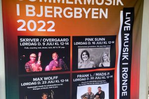 Livemusik i byrummet bliver sommerens hit i gadebilledet i Rønde. Et resultat af et samarbejde mellem Rønde Handel og den hæderkronede forening, Musik I Rønde (MIR).