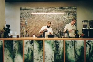 Aarhusianske La Cabra udvider den altid travle kaffebar, der løftes til internationalt niveau. Gourmetkaffen er vokset til et verdensbrand, der skaber kø på Manhattan, åbner nyt i Soho, Dubai og Oman og har kunder helt til midnat i Forenede Arabiske Emirater.