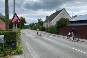 »Pukkelbump er ikke mere farlige end hurtige biler i en lille by,« mener Hjortshøj-borger.