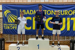 15-årige Salomon Adam Thomasen har vundet flere turneringssejre i badminton og er begyndt at deltage i senior-turneringer.