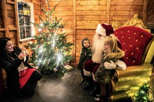 Misforståede julevæsner på Moesgaard Museum, et 65 meter højt juletræ i Tivoli Friheden og chancen for at vinde et besøg af julemanden juleaften. Der er nok at give sig til i løbet af julemåneden.