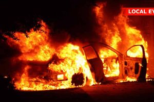 Tirsdag aften blev Østjyllands Brandvæsen kaldt ud til en bilbrand, der var ved at brede sig til en garage.
