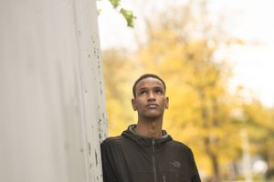 Ibrahim Idoows ansigt pryder reklamer for Dior, Hermés, Armani og mange flere, og han går på catwalken til modeugen i Paris.
