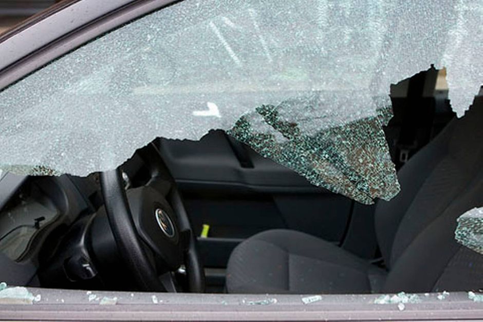 Foreløbigt har politiet fået anmeldelser om knuste sideruder på tre biler, der holdt på samkørselspladsen ved Skanderborg V.