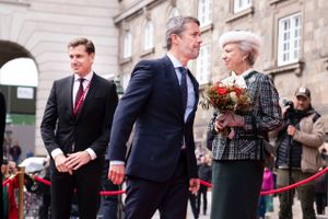 Kronprins Frederik svarer ikke på spørgsmål foran Christiansborg ved tirsdagens åbning af Folketinget.