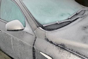 Minusgrader og risiko for sneglatte og frysende våde vejbaner.