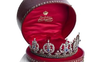 Auktionshus har flere kongelige smykker til salg på auktion, skriver de i pressemeddelelse.