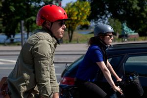    Ekspert Ursula Friis (briller) viser, hvordan man sætter sin cykelhjelm rigtigt og stopper samtidig cyklister på deres vej og retter deres hjelm, hvis den sidder forkert.  Arkivfoto: Finn Frandsen