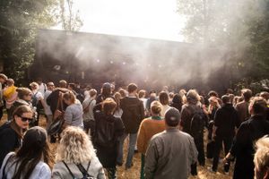 I år vender GrimFest tilbage med tre dages musikspækket havefest i Brabrand. Men med sommerens atypisk store koncertudbud har det ikke været uden udfordringer at booke kunstnere, finde frivillige og tiltrække publikum. 