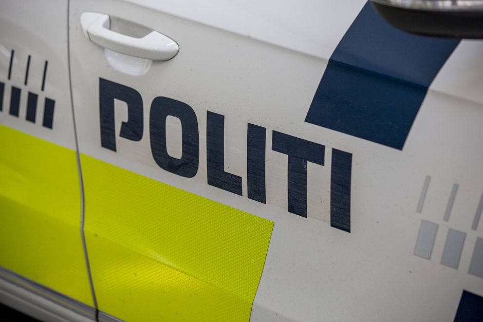 En 60-årig herre i bil havde ikke succes med u-vending på Røndes hovedstrøg mandag formiddag. Resultat: Han ramlede sammen med 81-årig bilist. Heldigvis skete der kun materiel skade.