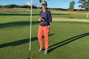 Grenaa Golfklub har måttet vente længe på årets første hole in one, men mandag 19. september sørgede en dygtig kvinde for, at det skete.