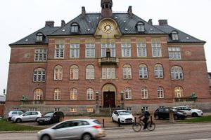 42-årig mand fra Favrskov er tiltalt for voldtægt af 26-årig kvinde fra Aarhus. Sagen har været i retten, og i næste uge falder dommen.