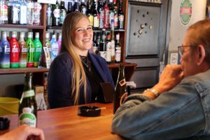 Laila Blak har arbejdet som bartender på Centralkroen, men fra 1. juli kan hun kalde sig ejer af værtshuset.