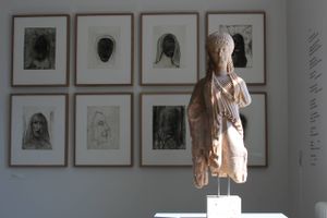 Antikmuseet ved Aarhus Universitet åbner en særudstilling om Sapfo med værker af kunstnerne Peter Brandes og Mille Søndergaard.