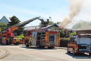 Østjyllands Brandvæsen er torsdag eftermiddag talstærkt til stede på M. C. Holsts Vej i Højbjerg, hvor der er brand i en sidebygning til en villa.