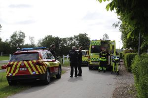 En 29-årige kvinde er i al hast fløjet fra sit hjem i Langeskov ved Kerteminde til Rigshospitalet, efter at være blevet forbrændt på arme og bryst.