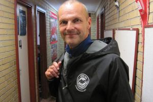 Claus Buchtrup Svenningsen tror på potentialet i IF Midtdjurs’ trup og er klar til et år mere som cheftræner.