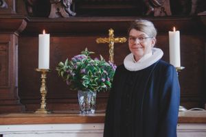 1. december tiltræder hun stillingen som præst i folkekirken Voldum-Rud og Hadsten Storpastorat.  