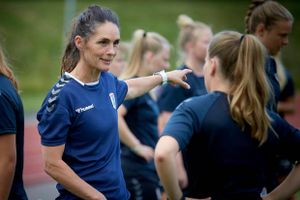 Katrine Søndergaard Pedersen har stået i spidsen for AGF Kvindefodbold i en måned og ser frem til at komme i gang med første turneringskamp i Kvindeligaen.