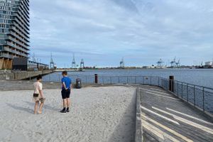I går eftermiddag blev der efter tre års ventetid fri adgang til den flydende strand, som er nabo til Havnebadet ved bassin 7 på Aarhus Ø. 
