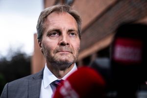 Den aarhusianske folketingspolitiker Peter Skaarup melder sig ud af Dansk Folkeparti. »Det rigtigste er, at jeg tager mit gode tøj og går,« siger han. 