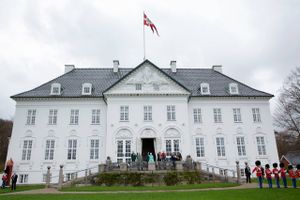 Hør om slottets historie og arkitektur, og om Dronningens særlige relationer til Aarhus.