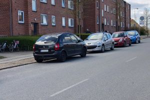 Hvis du parkerer på offentlig vej eller privat fælles vej, skal du følge de gældende regler for offentlig parkering. Reglerne gælder, uanset om du parkerer i et villa- eller lejlighedskvarter, men de kan variere fra kommune til kommune.