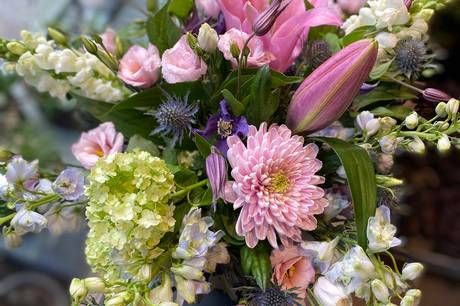Skal din mor forkæles med en håndbundet buket blomster på Mors Dag 8. maj? Århus Onsdag guider dig her til seks af byens blomsterbutikker, hvor du sammen med den smukkeste buket får en sanseoplevelse ud over det sædvanlige. 