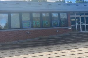 Lokalpolitiet i Allingåbro har af endnu ukendte gerningsmænd modtaget en lidet flatterende hilsen på vinduerne ved stationen på den gamle rådhusbygning i byen.